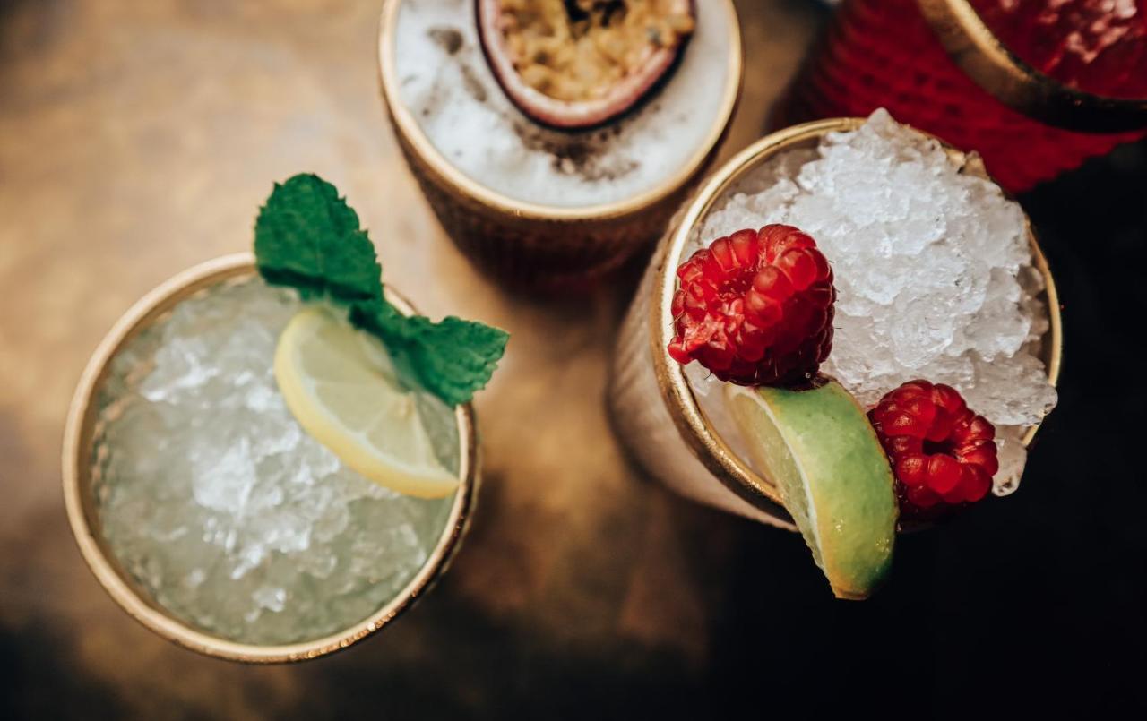 Lion & Swan Hotel كونغيلتون المظهر الخارجي الصورة Cocktails at the bar